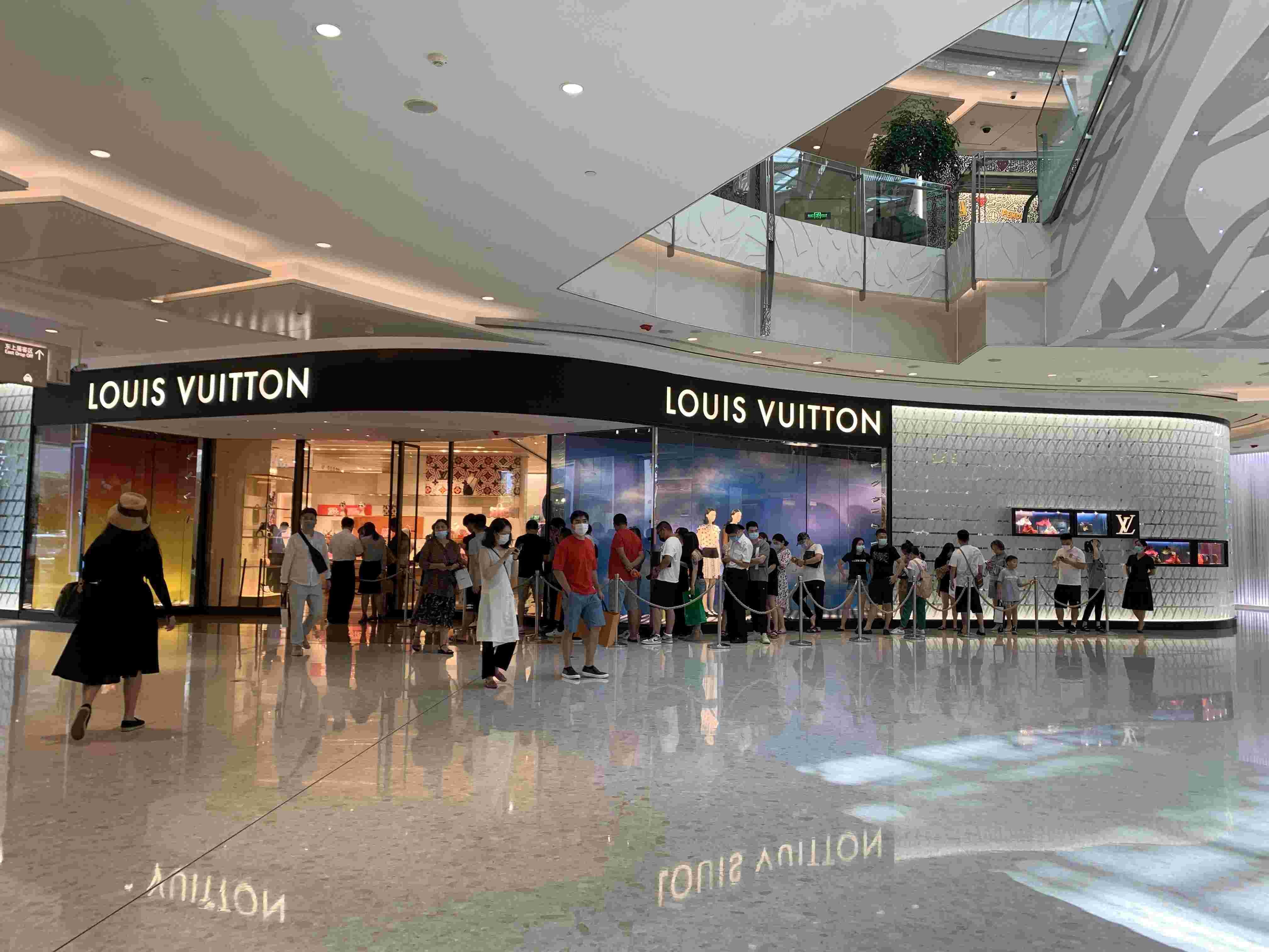 實體店門口排長隊,代購說LV 9月份要漲價?客服:未得到通知